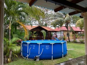 ein blauer Whirlpool im Hof eines Hauses in der Unterkunft Hermosa Cabaña en Marbella!Omoa, Cortès in Omoa