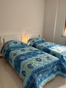 two beds sitting next to each other in a bedroom at Casa Ivana in Castiglione del Lago