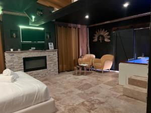 a hotel room with a bed and a fireplace at Le Lodge des Charmes 5 étoiles in Lèves