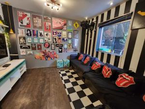 a living room with a couch and a checkered floor at Vila Rock Hostel - próximo Allianz Parque, Vila Madalena, Av Paulista, Hospital das Clínicas INCOR FMUSP in São Paulo