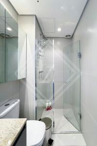 a bathroom with a shower and a toilet at Zainalofts7Vila Mariana ao lado metrô, CASV 66/102/103 in Sao Paulo +45 photos