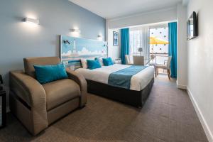 a hotel room with a bed and a couch at Best Western Hôtel Royan Océan in Royan