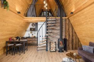 ein Wohnzimmer mit Kamin und Treppe in der Unterkunft Gorska bajka - Tisa, planinska kuća za odmor i wellness in Stara Sušica