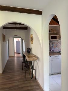 een keuken met een tafel en een fiets in een kamer bij La Casa del Lago in Siófok