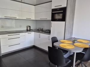 Kuchyňa alebo kuchynka v ubytovaní Apartament Vanessa w centrum 600 m od morza