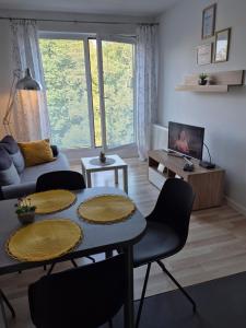 Televízia a/alebo spoločenská miestnosť v ubytovaní Apartament Vanessa w centrum 600 m od morza