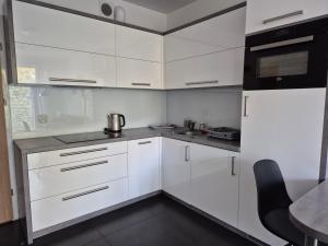 Kuchyňa alebo kuchynka v ubytovaní Apartament Vanessa w centrum 600 m od morza