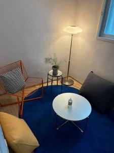 une chambre avec un canapé, une table et une lampe dans l'établissement Hannah Stay, à Séoul 10 autres photos