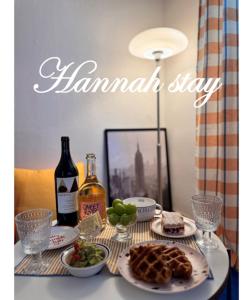 - une table avec des assiettes de nourriture et une bouteille de vin dans l'établissement Hannah Stay, à Séoul