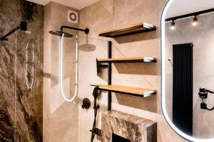 Ένα μπάνιο στο Apartament Wood Design +21 φωτογραφίες