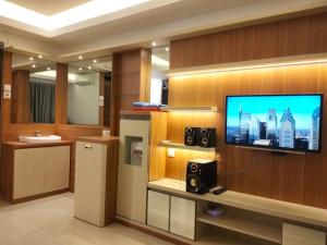 Μια τηλεόραση ή/και κέντρο ψυχαγωγίας στο apartemen gateway pasteur tower topaz by esti