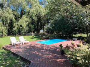 2 sillas en una terraza junto a la piscina en Casa Leo - Casa Con pileta en Zona Acantilados Para 4 PAX - Hola Sur, en Mar del Plata