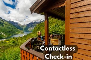 盖郎厄尔峡湾Fossen Accommodation的坐在山景阳台上的女人