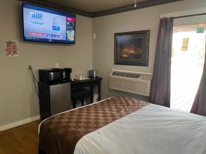 Outpost Motel客房内的一张或多张床位