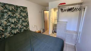 a bedroom with a bed in a room with a wall at Appart T3, quartier calme , idéal tout à pieds parking privé Résidence Cadenisse in Collioure