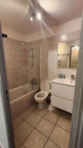 a bathroom with a toilet and a tub and a sink at Appart T3, quartier calme , idéal tout à pieds parking privé Résidence Cadenisse in Collioure