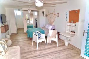 Кухня или кухненски бокс в Relaxing Studio Near El Yunque With Pool View