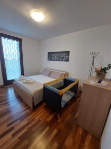 a small bedroom with a bed and a window at Gelsy House in Montecchio Maggiore