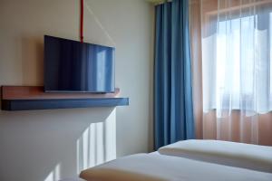 TV a/nebo společenská místnost v ubytování McDreams Hotel Stuttgart-City
