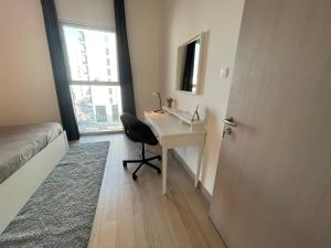 Un dormitorio con un escritorio y una cama y una ventana. en F1 - Daisy Hill 1BR Waters Edge Canal View Yas island - Theme Parks, en Abu Dabi 18 fotos más