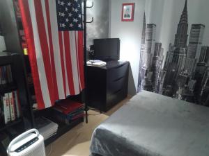 Μια τηλεόραση ή/και κέντρο ψυχαγωγίας στο Chambre Grand lit New York