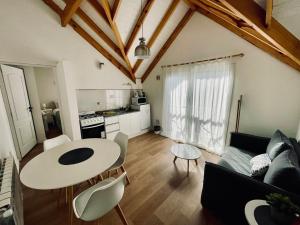 ein Wohnzimmer mit Tisch und Couch in der Unterkunft Patagonia Hikes Aparts in El Chalten