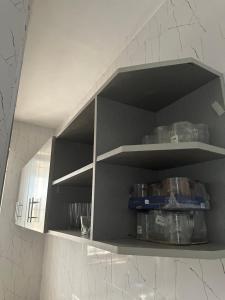 モンバサにあるStay Innの白い壁に黒い棚があるキッチン +9枚の写真