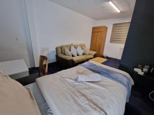 Katil atau katil-katil dalam bilik di Room near East Midland Airport 5