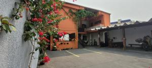 乌巴图巴Aldeia Ubatuba的一栋侧面有鲜花的建筑