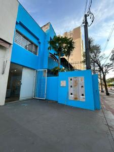 a blue building on the side of a street at Apartamento no Centro de Londrina in Londrina