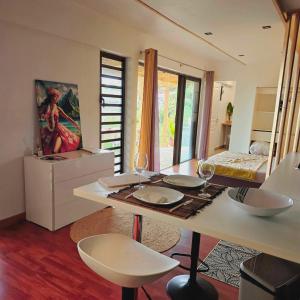 Ruang duduk di Fare Toahana, accommodation with a ocean view