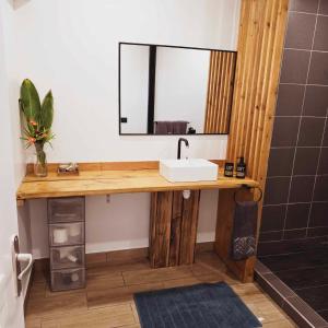 Gambar di galeri bagi Fare Toahana, accommodation with a ocean view di Faaa