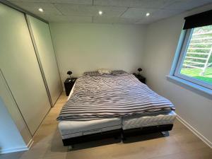 Ένα ή περισσότερα κρεβάτια σε δωμάτιο στο Nyrenoveret hus til 2 personer