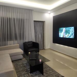 Televisyen dan/atau pusat hiburan di Flat In Shafa Badran