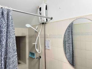 un baño con ducha y espejo en 5BR House BTSNana Nanaplaza City center MBK Center world, en Bangkok 63 fotos más