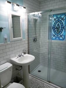 Ένα μπάνιο στο Best Vacation Rental Value at Lake Jocassee +34 φωτογραφίες