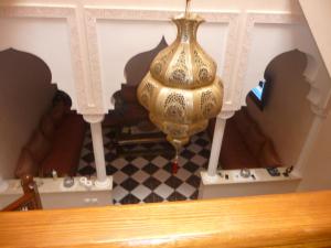 eine große Vase hängt von der Decke eines Zimmers in der Unterkunft RYAD Pierre in Marrakesch