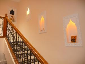 eine Treppe mit Bildern an der Wand in der Unterkunft RYAD Pierre in Marrakesch + 1 Foto