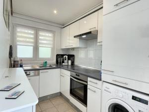 Kuchyň nebo kuchyňský kout v ubytování Ferienhaus Schwan
