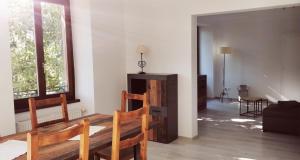 a living room with a wooden bench and a window at Chez Aurel & Manu in Sainte-Marie-aux-Mines +8 photos