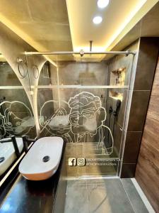a bathroom with a toilet and a wall with graffiti at Lujoso apartamento en la ciudad de Neiva-Huila-T in Neiva