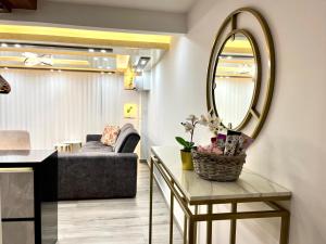 a living room with a large mirror on the wall at Lujoso apartamento en la ciudad de Neiva-Huila-T in Neiva