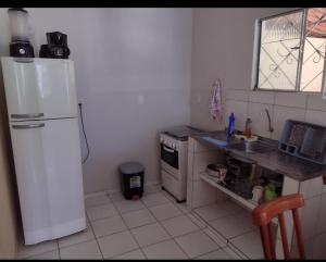 una cucina con frigorifero bianco e lavello di Espaço5-39 a Maceió