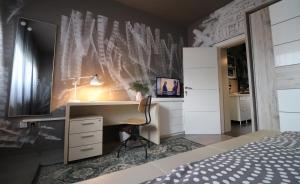 een slaapkamer met een bureau en een bed bij Naomi app,Netflix,between bus and train station in Zagreb