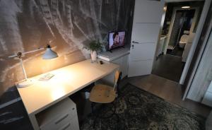 een bureau met een lamp en een wastafel in een kamer bij Naomi app,Netflix,between bus and train station in Zagreb