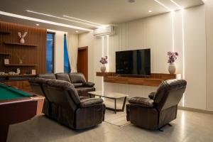 TV a/nebo společenská místnost v ubytování The MountainJewel Villa فيلا جوهرة الجبل