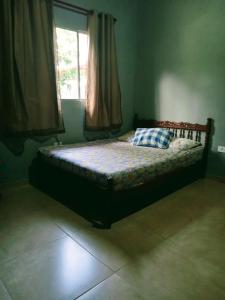 a bed in a bedroom with a window at Cantinho do sossego edícula Massaguaçu in Massaguassu