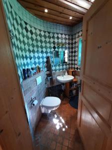 Koupelna v ubytování Turm in den Bergen + 26 fotografií