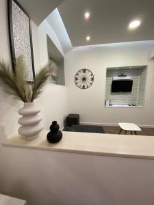 Televízia a/alebo spoločenská miestnosť v ubytovaní Apartment Frenki- Tkalčićeva -self check in-free parking + 21 fotografií