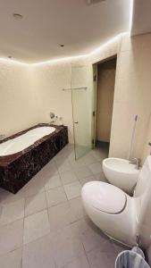ドバイにあるOra Place JBRのバスルーム(バスタブ、トイレ、シンク付)
